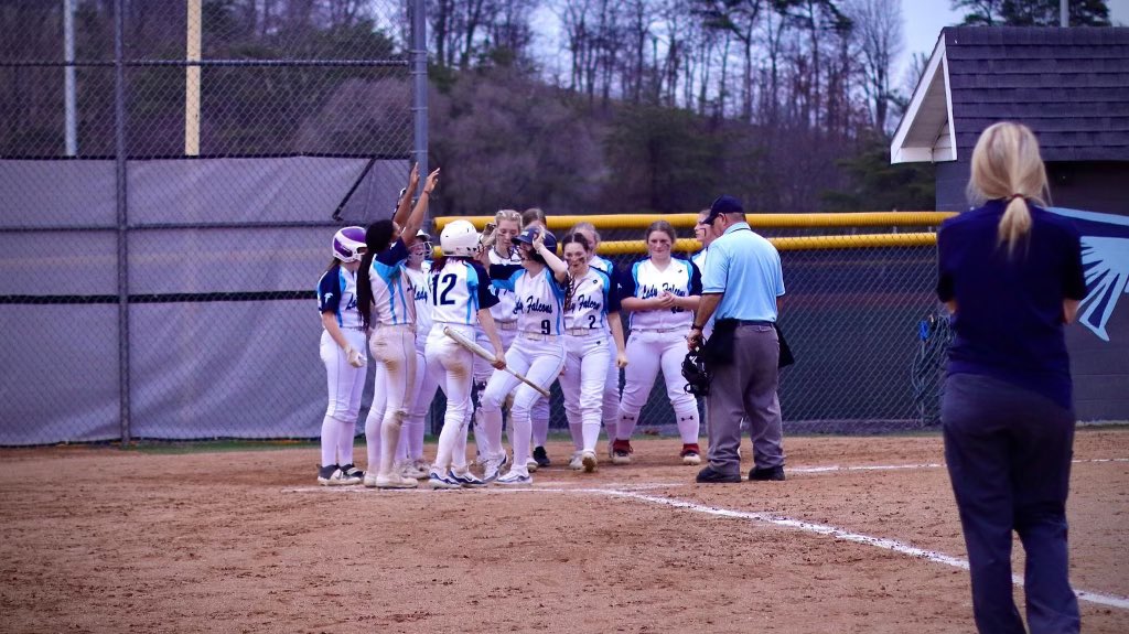 frankfortsb's tweet photo. Adison Pritts crushes one to center field for her first home run of the season! Keep up the good work 💣@adisonpritts https://t.co/Z33T335JtY