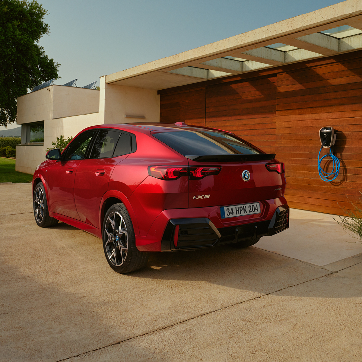 GERÇEĞE YOL GÖSTER. Tamamen elektrikli sürüş keyfini geniş hacim ve modern bir tasarımla birleştiren Yeni BMW iX2, 478 km’ye varan menzili ile günlük varış noktalarınıza sıfır emisyon ve BMW’ye özgü konforla ulaşmanızı sağlıyor. #GerçeğeYolGöster