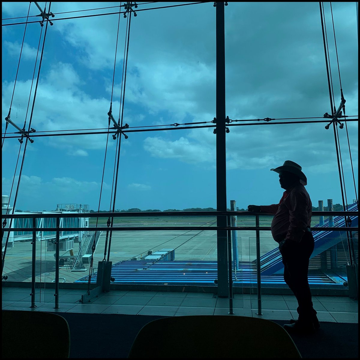 Aeropuerto.
.
.
.
Foto: @AvilaSimpson / 2024 #panama #hombre #espera #color #colorohotography #luz #everydaypanama #maquigrafia #alvaroavilasimpson #ciudaddepanama #pasajero #instatravel #natgeo #sombra #panama🇵🇦 #everydayeverywhere #magnumphotos #light #man #everydayplane