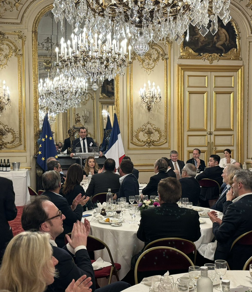 Très belle soirée d’anniversaire hier au Sénat pour les 10ans de notre Cercle🎉

Un honneur d'avoir accueilli Xavier Niel (<a href="/Xavier75/">Xavier Niel</a>), partageant sa vision optimiste de l'entrepreneuriat.

Merci <a href="/BrunoRetailleau/">Bruno Retailleau</a>, <a href="/a_leboeuf/">Alain LEBOEUF</a>, <a href="/JPLUBOT/">JEAN PAUL LUBOT</a> et à la centaine de vendéens présents. #Vendée
