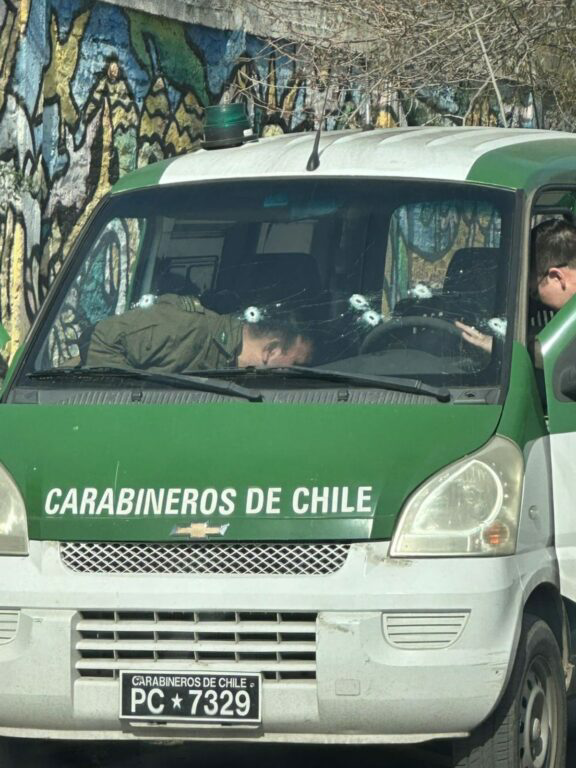 AlbertJulian13's tweet photo. 🚨Urgente:carabineros se enfrentan a balasos con delincuentes(4) en Quilicura tras robo de un camión de cigarros 2 delincuentes se encuentran heridos carabineros recuperó lo robado 👏Rt @biobio https://t.co/aPNU7SkElx