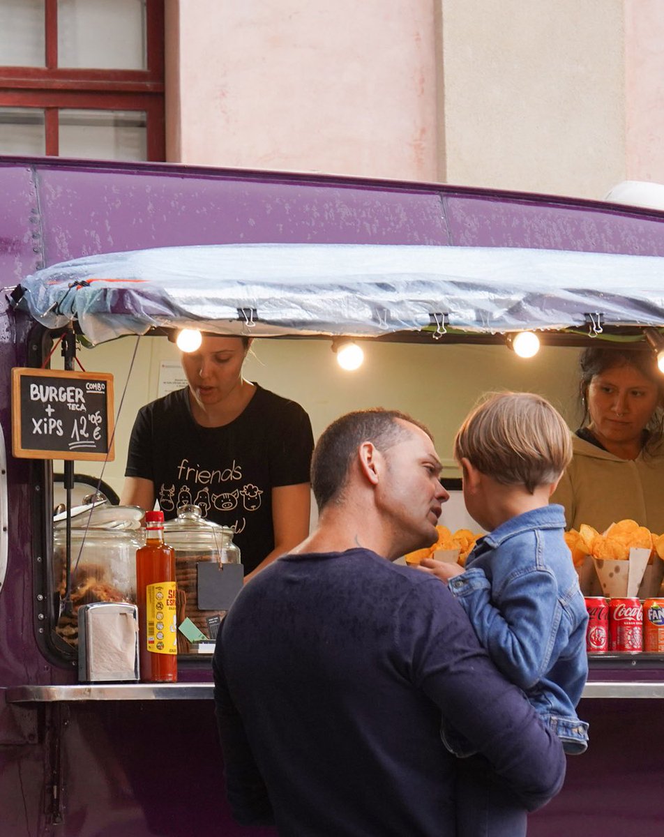 RECstores's tweet photo. La cuina de carrer del Rec.0 és fresca, simpàtica, de qualitat, de proximitat i… ben diversa! Des de la cuina catalana a la italiana, brasilera, veneçolana, asiàtica, a la barbacoa, texana, de carns fumades o grellada de verdures… Aquest Rec crea el teu menú preferit 😉
#rec0 https://t.co/1Khhih9pmd