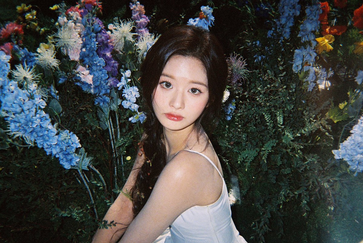 Girl in her own flower field 𖤣.𖥧.𖡼.⚘