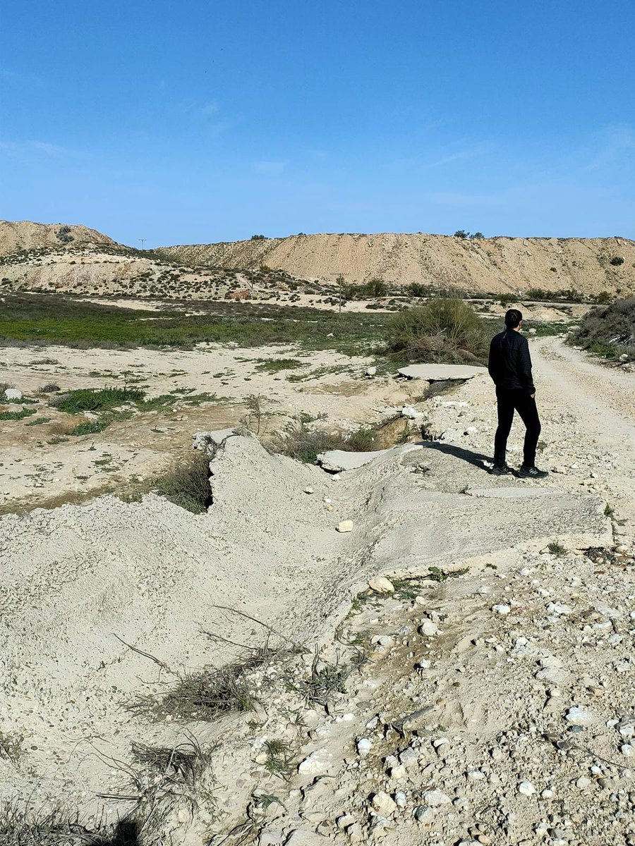 GeografosAragon's tweet photo. #Geoexcursion | Descubre la dinámica y los riesgos del #barranco de la muerte en #Zaragoza con esta #excursion guiada en el #hidrogeodia 2024. Registro GRATIS antes del 20-Marzo ¡Plazas limitadas! Organizan @IGME1849 @CSIC @ge_aih 🌍 Info y registro 👉 https://t.co/L3Ozs4bt90 https://t.co/lpxta0ubGk