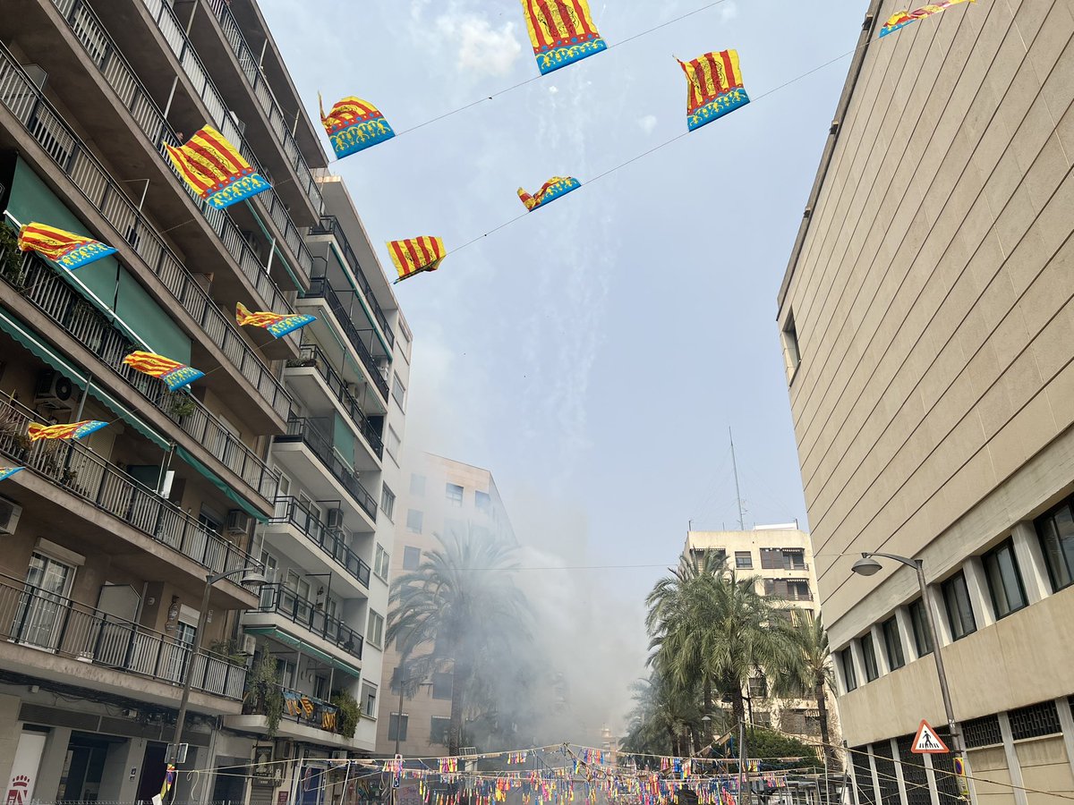 AjMislata's tweet photo. 💥 Hui celebrem el dia de Sant Josep amb l'última mascletà conjunta de Lepant, Dr. Marañón i Pare Santonja. Pólvora i fum a l'avinguda del Sud per a despedir la setmana fallera de #MislataEnFalles. https://t.co/Licf0u4RA2
