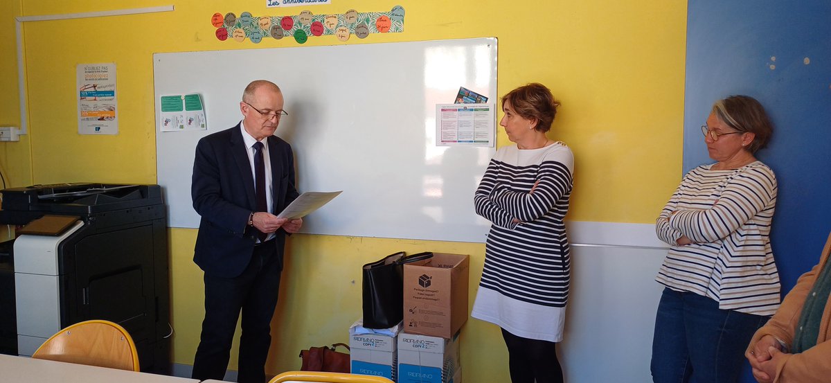 Dvt tte la communauté éducative, dt #Ogec et #Apel, remise de sa lettre de mission à Anne GALLET, qui assure l’interim de dir de l’Ecole Ste #Philomène à Toulon, durant l’abs d’Anne MERESSE. Merci à elle...et à toute l’équipe éduc qui l’accompagne et la soutient ds cette mission.