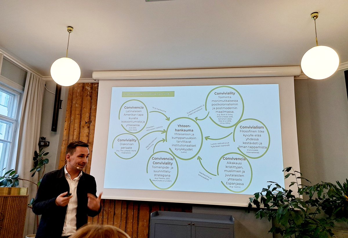 Yhteiseloon tarvittavat kyvykkyydet. Arvasin, että syytä tulla kuuntelemaan @tommilaitio alustusta. Tästä puheenvuorosta elementtejä omaan ajatteluun (ja voimia kotimaisen keskustelun seuraamiseen). 'Vihan nautinnon vieroksuminen.' Kiitos Tommi ja @Puistokatu4