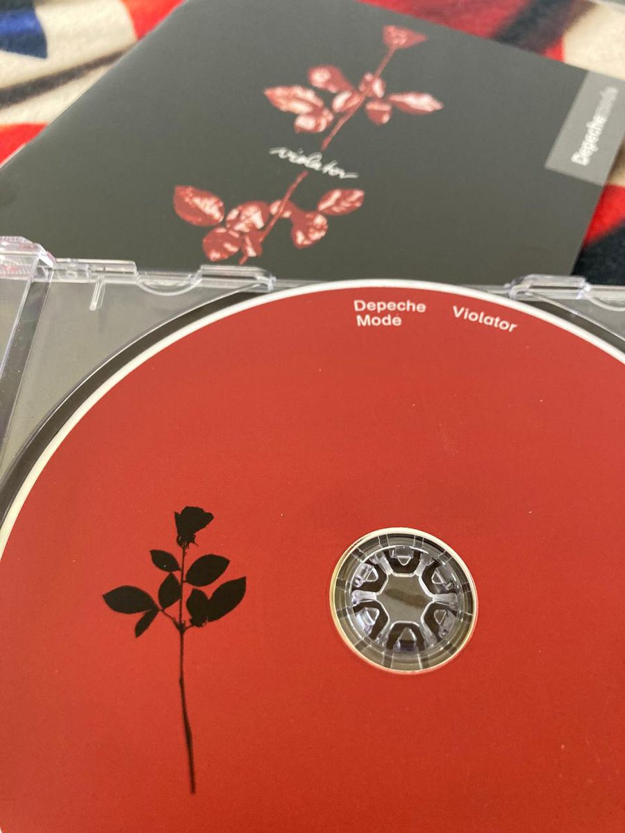 MaValeriaV's tweet photo. Esta maravilla hoy está cumpliendo 34 años, "Violator" es de lo mejor que han dado los gloriosos años noventa. Por favor, salúdenlo. https://t.co/EUzd535Fcp