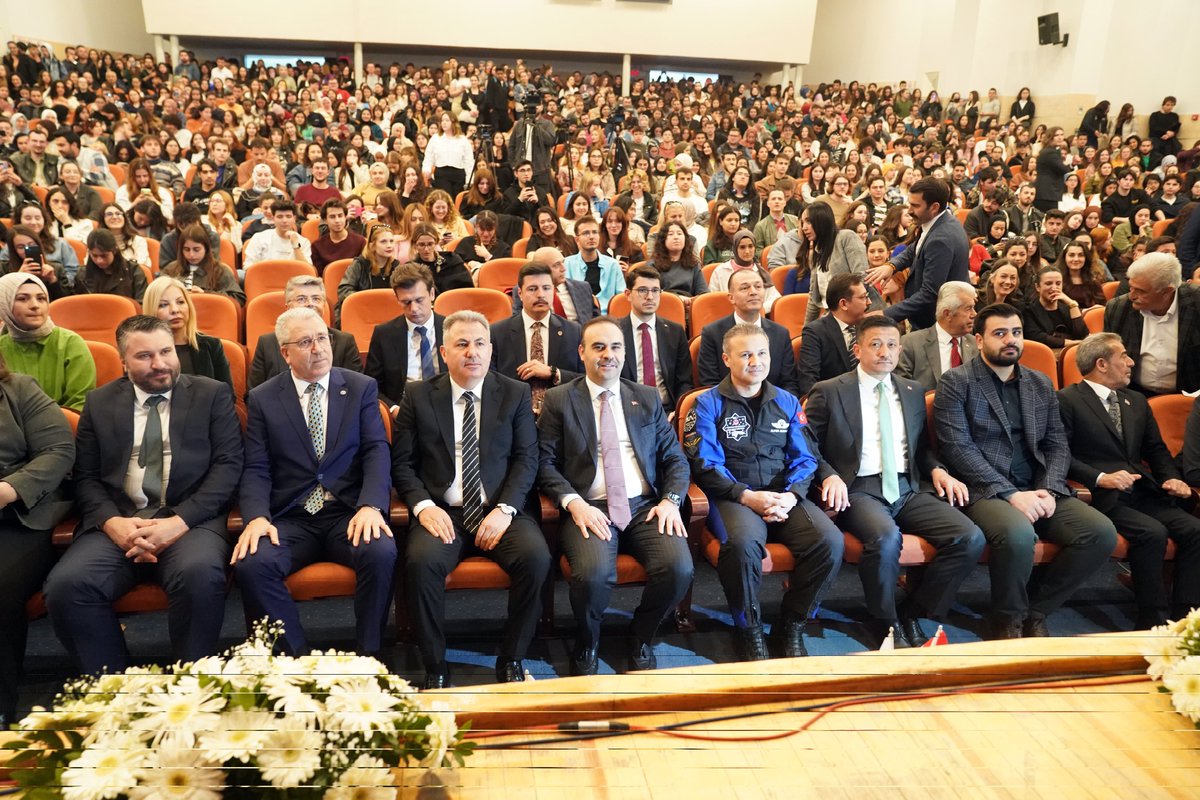 Sanayi ve Teknoloji Bakanlığımızın Gençlik Buluşmaları Programı kapsamında ülkemizin ilk astronotu Alper Gezeravcı, üniversitemizde öğrencilerimizle bir araya geldi.