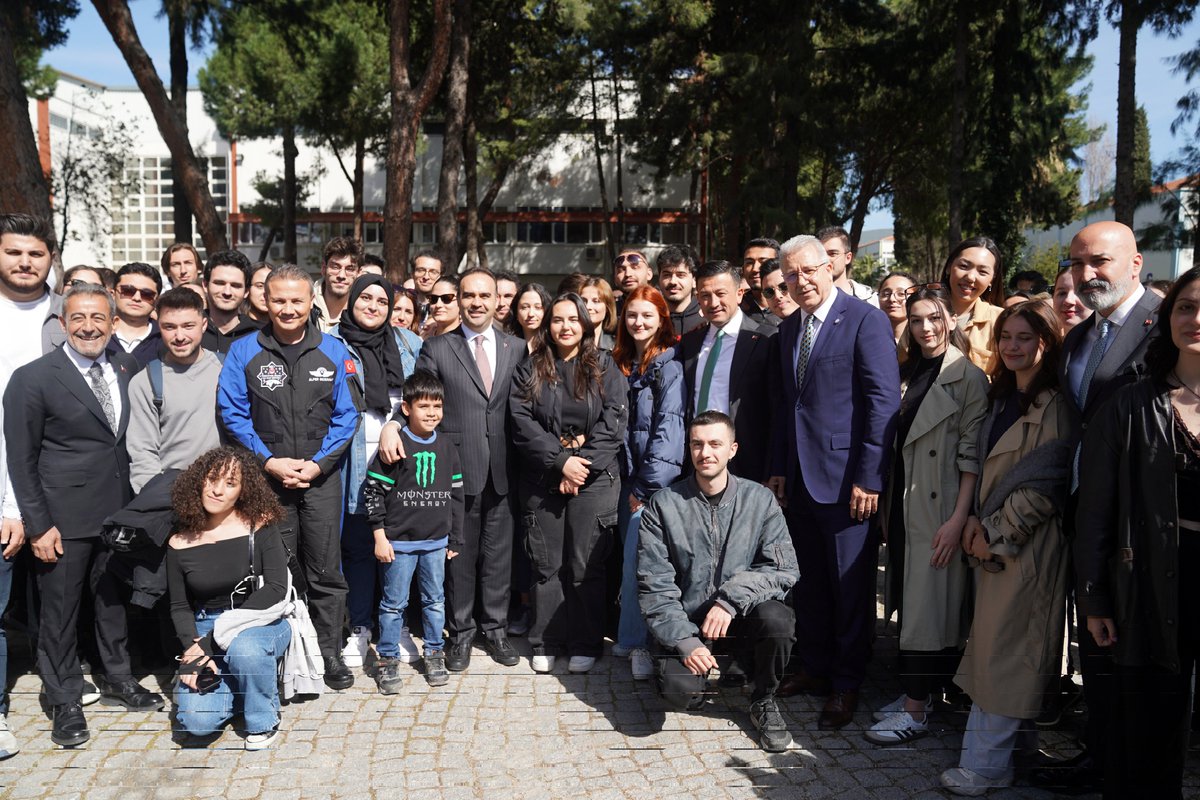 İlk astronotumuz Alper Gezeravcı'nın Uluslararası Uzay İstasyonu'ndaki ilk gününden itibaren önemli bir rol üstlenerek gerçekleştirdiği tarihi uzay yolculuğuna ilişkin gözlemlerini dinlemek için öğrencilerimiz yoğun ilgi ve katılım gösterdi.🚀🧑‍🚀