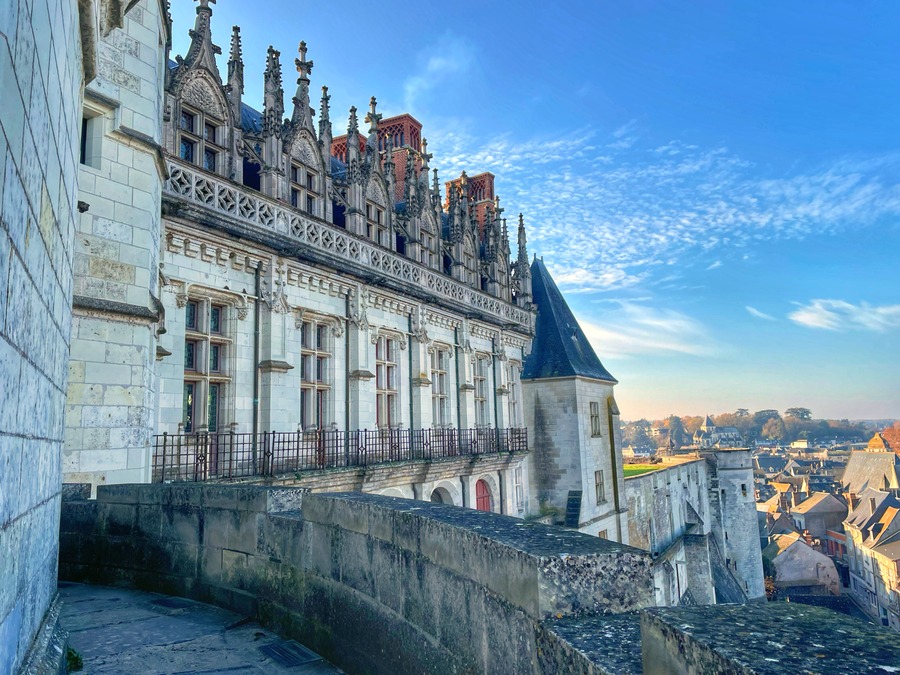 Un magnifique cliché du célèbre château d’Amboise 😍une vue à couper le souffle ! Merci amboisetourisme 🙏 Crédits 📸 : chateau_amboise