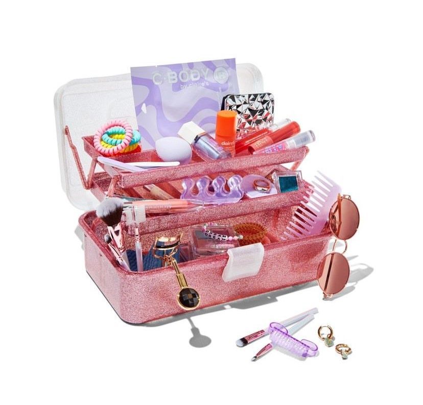 FarehamShopping's tweet image. Everything you need for Spring Break, plus a spot to store them! Shop in-store with @Claires at Fareham Shopping Centre now!🎒 ✨ 🌸

#springbreak #springtrip #spring #newness #fashion #trends #claires #BeTheMost