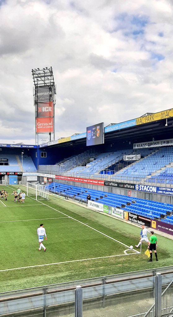 Riemenserik's tweet photo. Vanmiddag oefenden @PECZwolle en @MijnVitesse in Zwolle.
De b-keuze speelde, waarbij Teun Gijselhart opviel, Kenneth Vermeer blunderde en Eliano Reijnders beter is op het middenveld, werd het 3-1.
11. 0-1 Buitink
65. 1-1 Vellios
69. 2-1 Reijnders
72. 3-1 Oukhattou
#pecvit https://t.co/sgcS2QieQn