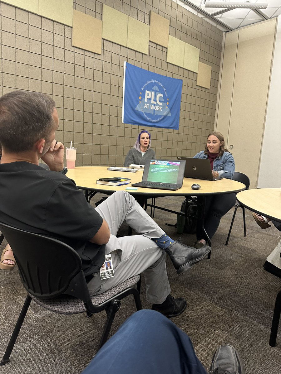 ALS’ Tony Galietti facilitates conversation yesterday evening with some of our @DVUSD Aspiring Principals! @tony_galietti #principalpipeline