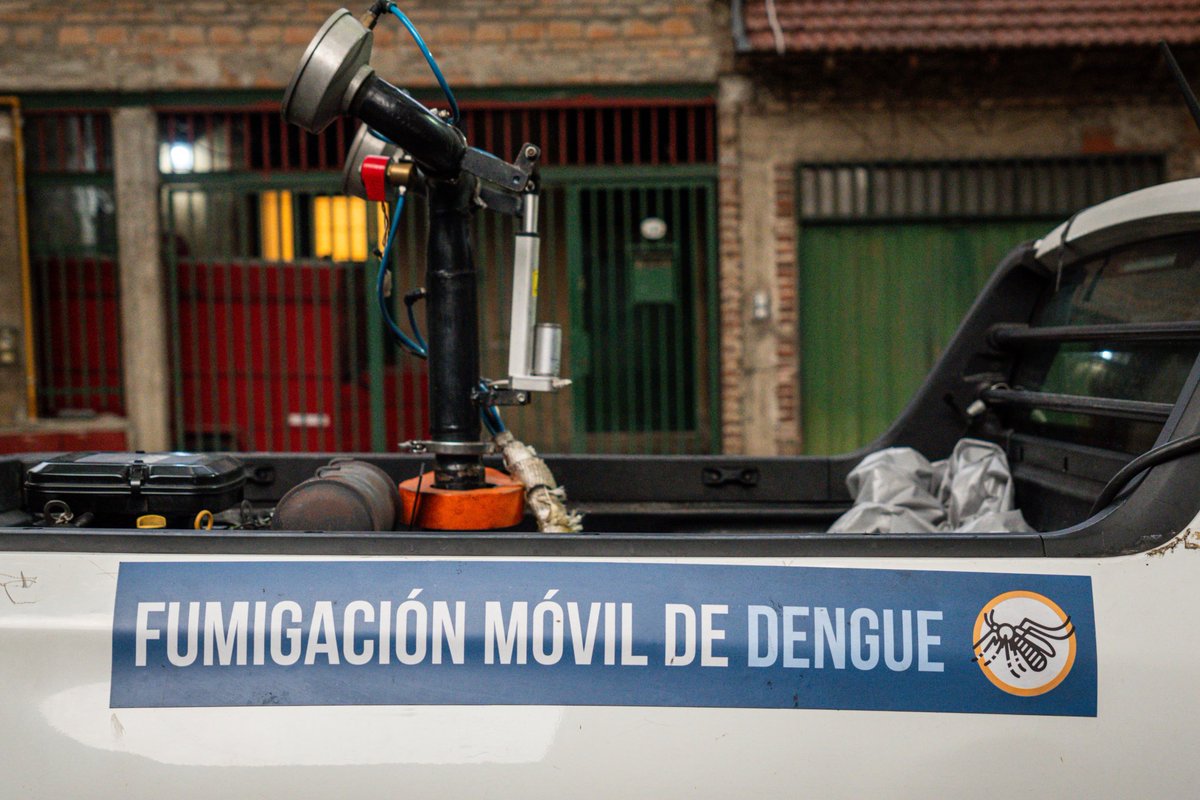 Municipalidad3F's tweet image. 🦟🚫 Tu salud es nuestra prioridad, por eso trabajamos para prevenir y combatir el dengue fumigando en distintos puntos de #3F. Estuvimos en #SáenzPeña y vamos a seguir en todos los barrios.