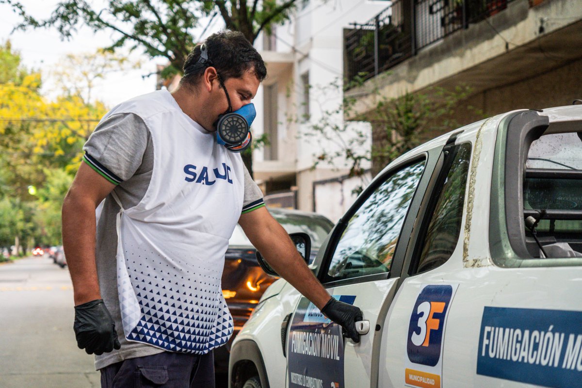 Municipalidad3F's tweet image. 🦟🚫 Tu salud es nuestra prioridad, por eso trabajamos para prevenir y combatir el dengue fumigando en distintos puntos de #3F. Estuvimos en #SáenzPeña y vamos a seguir en todos los barrios.