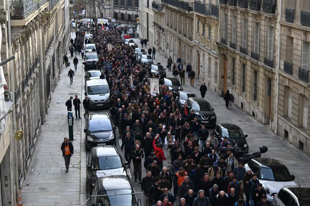 salefran's tweet photo. Nous fêtons la Saint Joseph, saint patron des travailleurs, notamment des charpentiers et des menuisiers.
La @marchestjoseph 2024:
de l'Église Saint-Augustin de Paris à la @SCdeMontmartre à Paris 2500 Hommes. 
Messe avec Monseigneur De Romanet du @diocese_armees #SaintJoseph https://t.co/vcvyUOvjxh