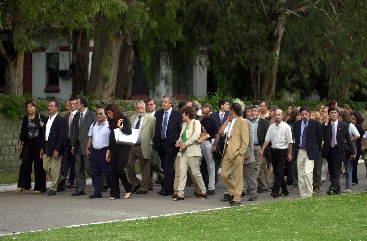 NuevoEncuentro_'s tweet photo. 🤍 19 de marzo del 2004 | Néstor y Cristina entran en la Ex Esma 

“Vamos a recuperar la Esma, pero antes yo voy a ir con los sobrevivientes”, dijo Néstor. https://t.co/O9P4YGECrW