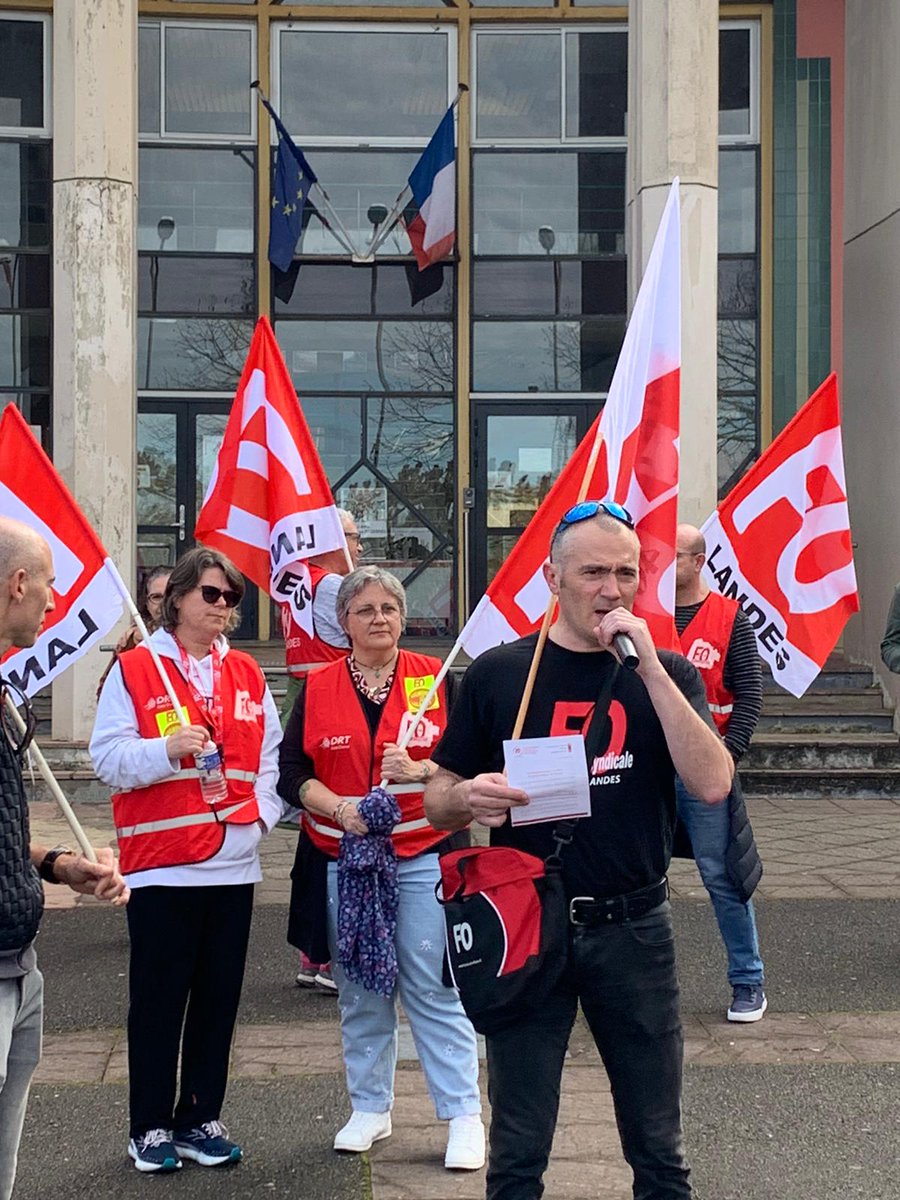SnudiLandes's tweet photo. 300 manifestants à Mont-de-Marsan pour défendre le service public. Augmenter des salaires et améliorer les conditions de travail !
Pétition en ligne : https://t.co/rpqB7o1gWI #19mars #FonctionPublique #ForceOuvriere #salaires https://t.co/mLMYY3J0uC