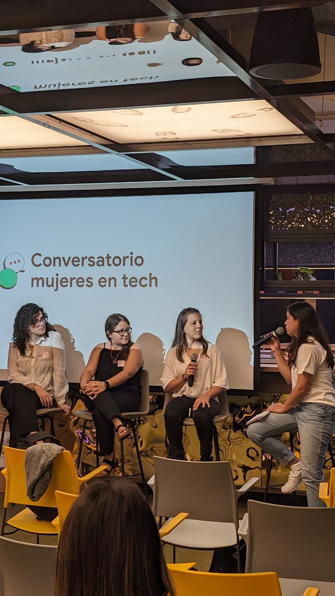 Ya estamos en el conversatorio de mujeres en tech, escuchando historias de reconversión a IT ✨