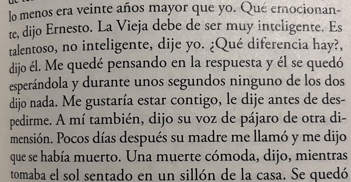 juankms2's tweet photo. ...Es talentoso, no inteligente, dije yo. ¿Qué diferencia hay?, dijo él. Me quedé pensando en la respuesta y él se quedó esperándola y durante unos segundos ninguno de los dos dijo nada. Me gustaría estar contigo, le dije antes de despedirme. A mí también, dijo su voz de pájaro.. https://t.co/XvERLQrgCV