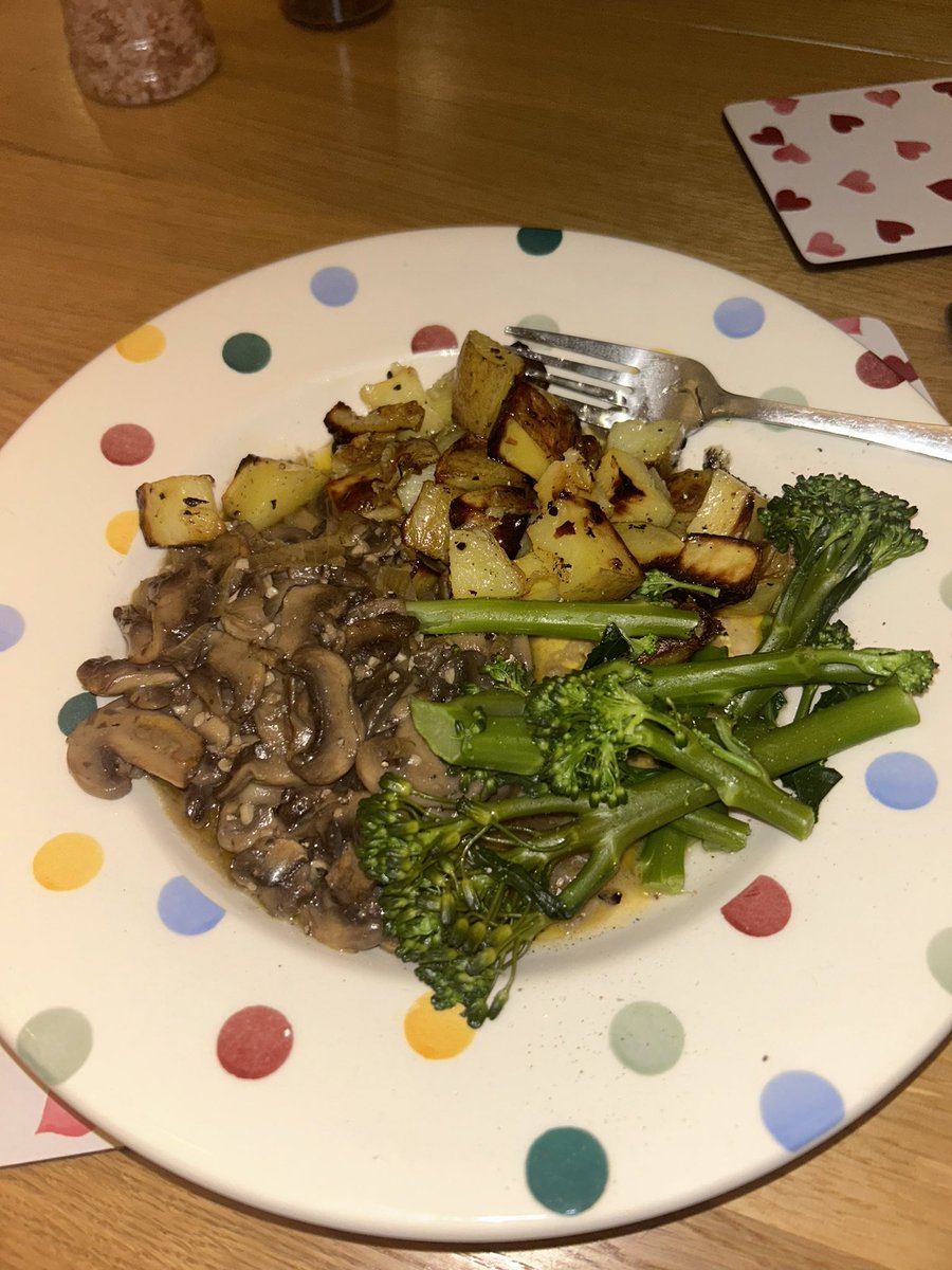 mushroom stroganoff, spicy potatos and tender stem broccoli 🌱🌱

#vegan #veganism #vegans #govegan #veganfoodie #Foodie #FoodieParadise #plantbased #veganforthem #veganfortheanimals #veganfortheplanet #veganforlife