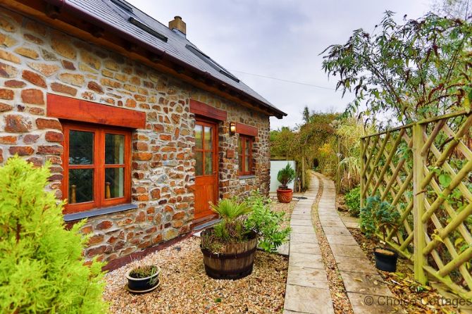 ChoiceCottages's tweet photo. Escape to Thatcher's Hideaway 🏡 in Croyde! A stone's throw from village vibes and sandy shores. 🌊 This 2-bed cottage, perfect for 5, offers a serene hot tub retreat. 🛁🐾 Book your stay ➡️ Choice Cottages 🌿✨
#CroydeEscape #PetFriendly #HotTub https://t.co/ybITAWVEs9