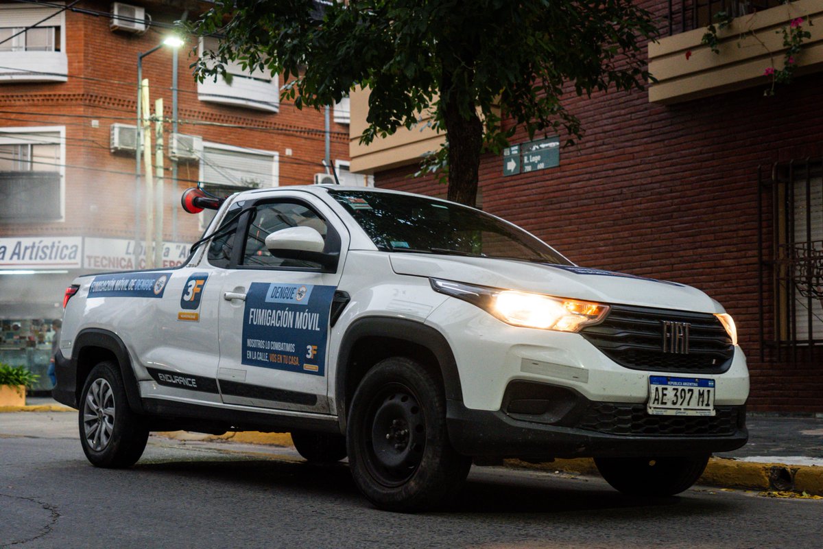 Municipalidad3F's tweet image. 🦟🚫 Tu salud es nuestra prioridad, por eso trabajamos para prevenir y combatir el dengue fumigando en distintos puntos de #3F. Estuvimos en #SáenzPeña y vamos a seguir en todos los barrios.