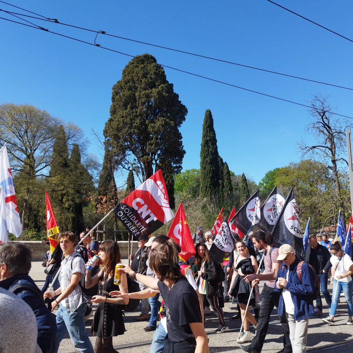 Augmentez les salaires 💪 Après avoir tenu un piquet de grève à l'université Paul-Valéry contre l'EPE et la hausse des frais d'inscription, le SCUM manifeste dans les rues de Montpellier avec la @CGTUM3 à l'occasion de la journée de grève des travailleurs des services publics 💪