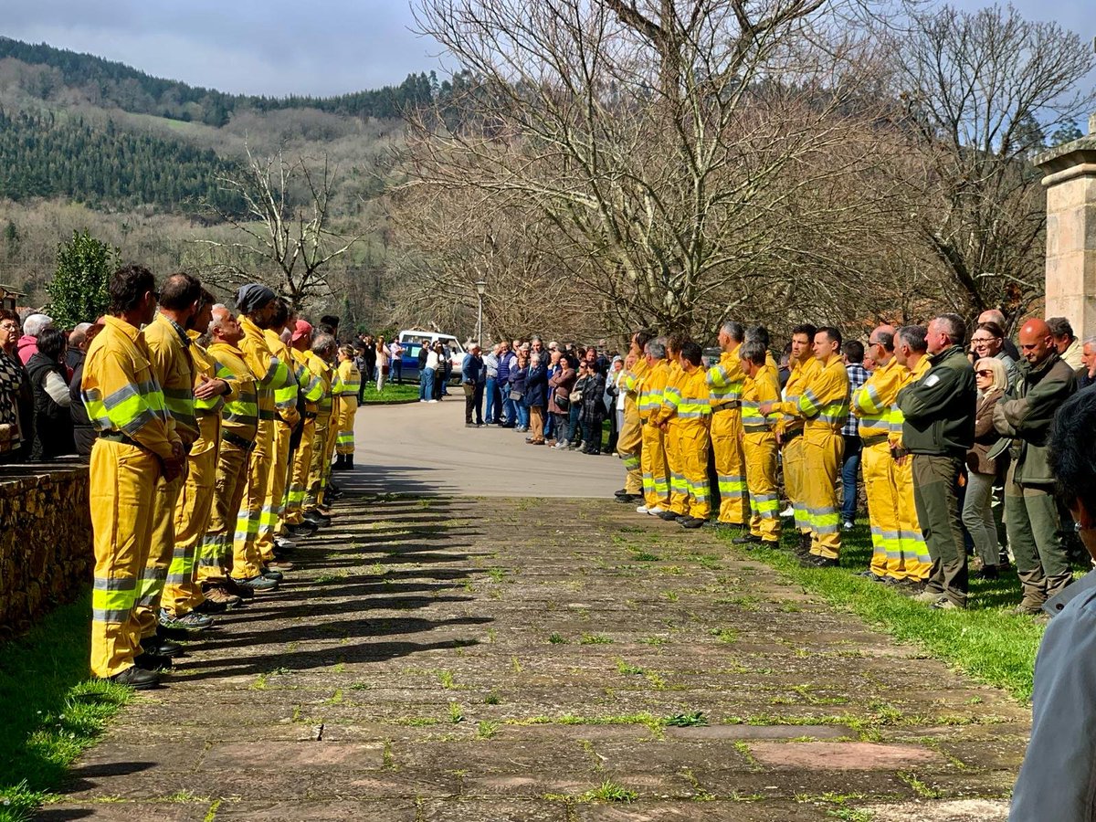 Emotiva despedida de Julian, agentes y cuadrillas de toda cantabria rindiendo justo homenaje a un compañero. A partir de hoy siempre faltará uno, pero más unidos que nunca...@bbffca