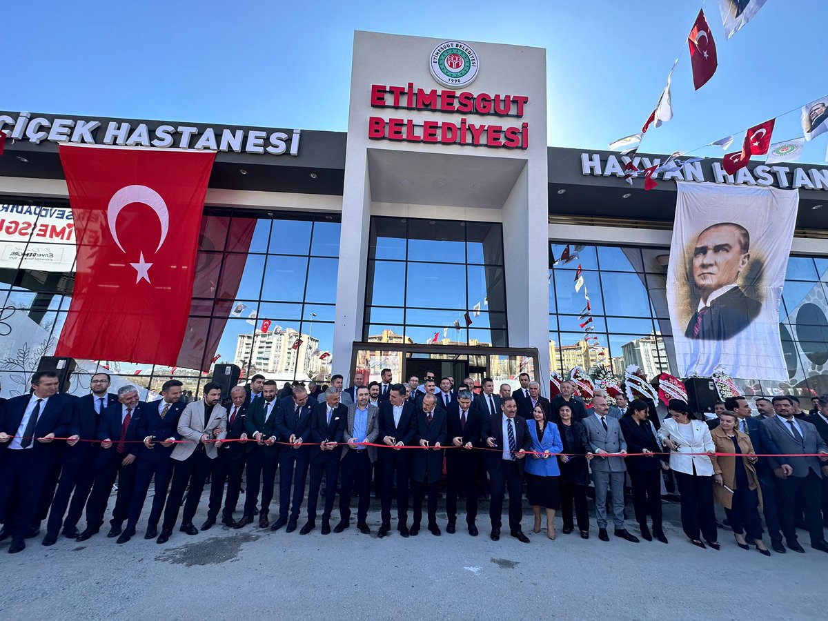 İlklerin adamı Enver Demirel bugün yine ülkemizde bir ilk olacak bir hizmetiyle daha bizleri mutlu etmiştir, gururlandırmıştır. 
Türkiye’nin en büyük Çiçek ve Hayvan Hastanesi’nin açılışını büyük bir mutluluk ve heyecanla yaptık. 
İnanıyorum ki #Etimesgut bu hizmetlere, bu