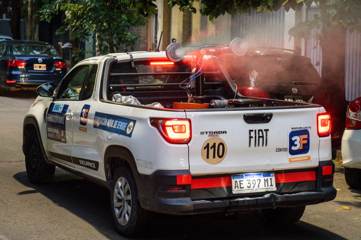 Municipalidad3F's tweet image. 🦟🚫 Tu salud es nuestra prioridad, por eso trabajamos para prevenir y combatir el dengue fumigando en distintos puntos de #3F. Estuvimos en #SáenzPeña y vamos a seguir en todos los barrios.