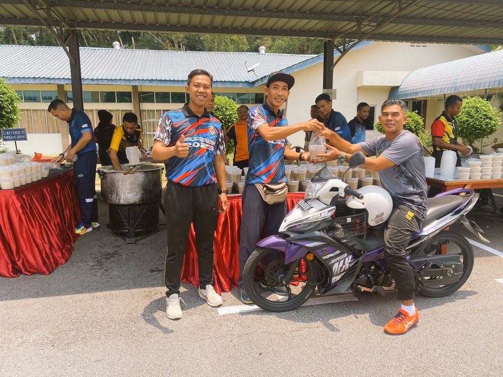 WismaLumut's tweet photo. Alhamdulillah.. Selesai sudah Aktiviti Majlis Kacau dan Agih Bubur Lambuk #WismaBintaraLumut.. Jutaan terima kasih kepada wakil P/BM. Semoga Ramadan ini, semua bintara #navypeople diberkati dan dirahmati Allah SWT. #SEMARAKKANRAMADAN https://t.co/bN85816rRF