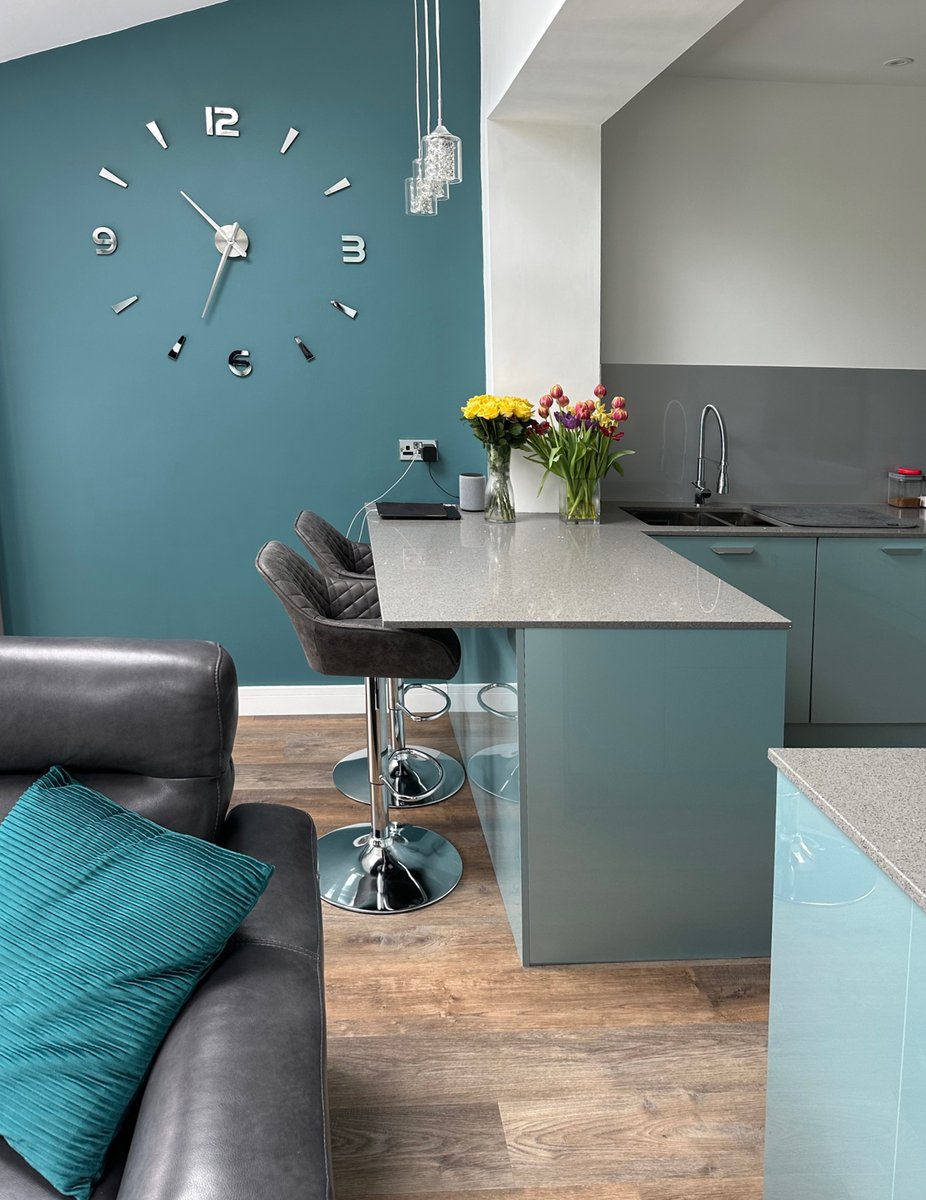 BenchmarxUK's tweet image. We love this pairing of our Nordica Blue kitchen range with rich wood floors and deep teal walls, which add warmth to the dramatic, icy scheme.

#BlueKitchen #GlossKitchen #BenchmarxKitchens #KitchenInspo