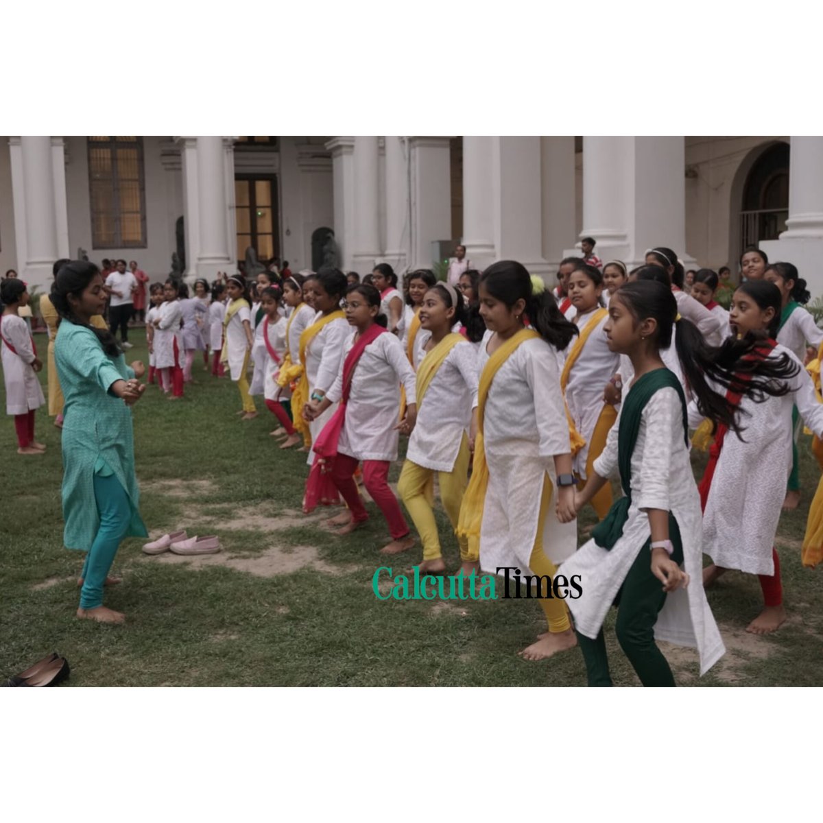 Calcutta_Times's tweet image. Glimpses of Dona Ganguly and her dance troupe rehearsing for Basanta Utsav at the Indian Museum.

Pics: Anindya Saha 

#basantautsav #donaganguly #dancetroupe #kolkata #calcuttatimes