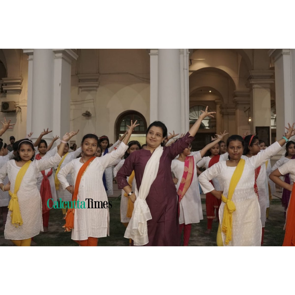 Calcutta_Times's tweet image. Glimpses of Dona Ganguly and her dance troupe rehearsing for Basanta Utsav at the Indian Museum.

Pics: Anindya Saha 

#basantautsav #donaganguly #dancetroupe #kolkata #calcuttatimes