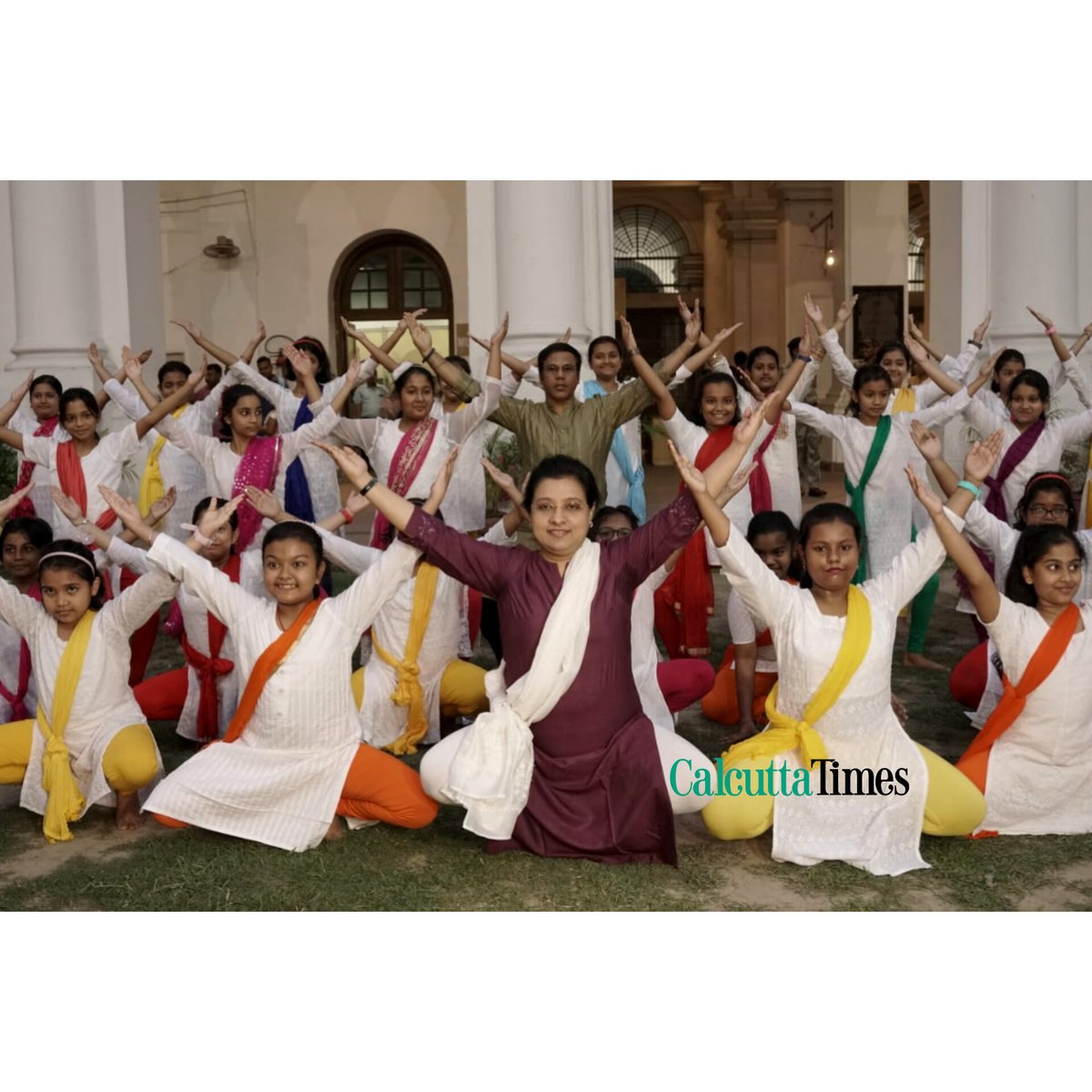 Calcutta_Times's tweet image. Glimpses of Dona Ganguly and her dance troupe rehearsing for Basanta Utsav at the Indian Museum.

Pics: Anindya Saha 

#basantautsav #donaganguly #dancetroupe #kolkata #calcuttatimes