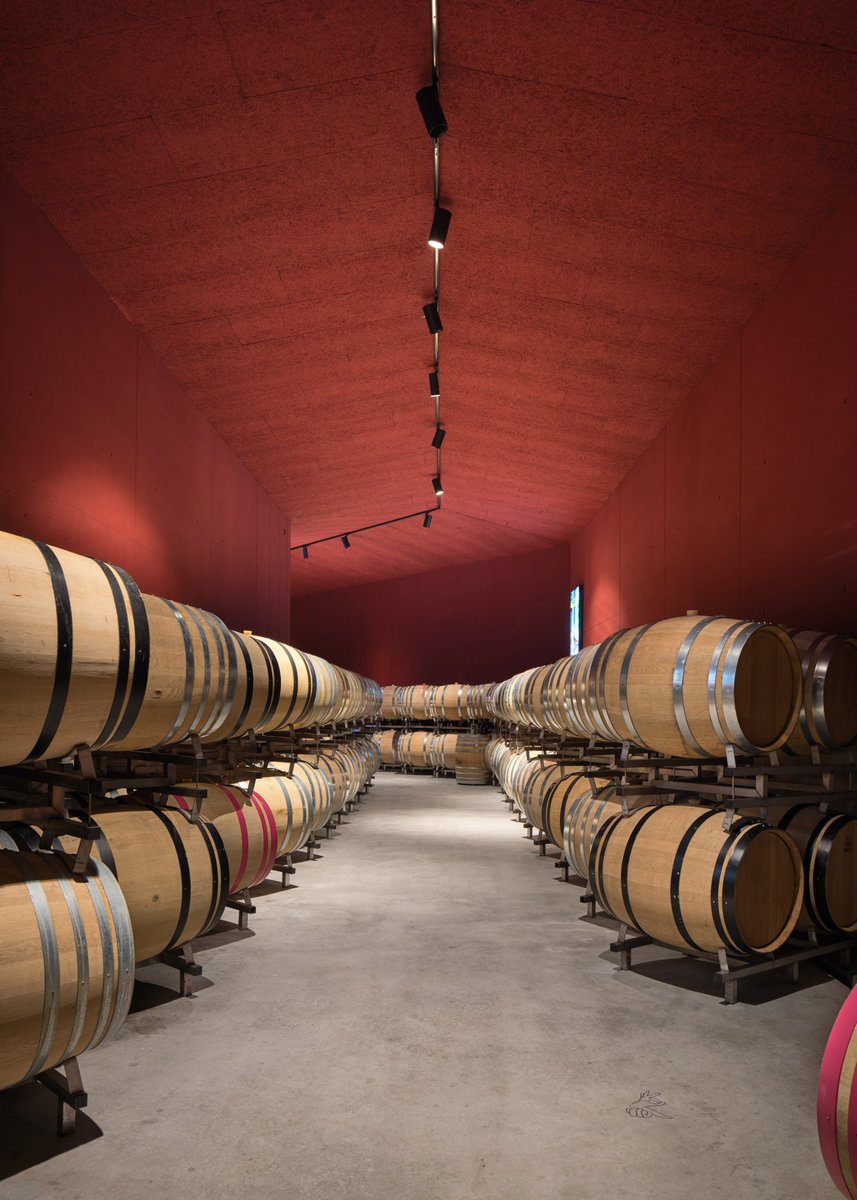 Weingut deckt dank 71.8 kW PV-Anlage 68% des Energiebedarfes. Die PV-Anlage produziert dann am meisten Strom, wenn der Kühlbedarf am Höchsten ist. 
Gut für die heimische Wirtschaft, den heimischen Werkplatz und schlecht für die fossile Schurkenschaft.