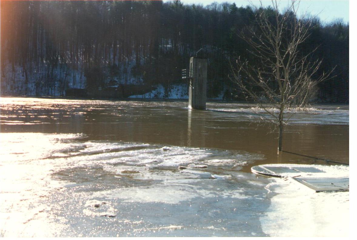 USGS_NJ's tweet photo. In 1954 the U.S. Supreme Court issued a Decree that established the Office of the Delaware River Master (#ODRM) to monitor the use of the #DelawareRiver. Our Delaware River at Montague (01438500) gage plays a critical role in that process. Visit @USGS_Water to vote #GageGreatness https://t.co/ScDVsEhnGS