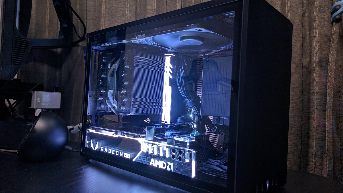 takemabu's tweet photo. 押し込んだらイルミネーション代わりのGPUサポート入れれたやん
#NCASE #RADEON https://t.co/bc6YpDYvA7