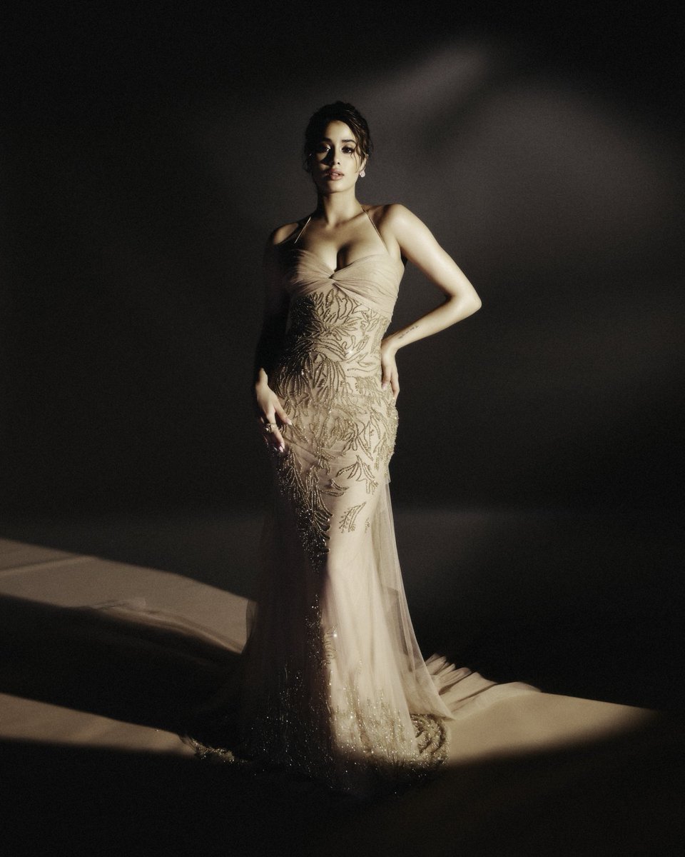 prabalgurung's tweet image. Winner. ⁦@pinkvilla⁩ screen &amp;amp; style Best actress(Popular choice ) #Janhvikapoor wears silk tulle Beaded Halter Neck Gown with silk Tulle Train in Nude/Gold⁠ from Atelier @prabalgurung in Mumbai

#prabalgurung #JanhviKapoor 
⁠