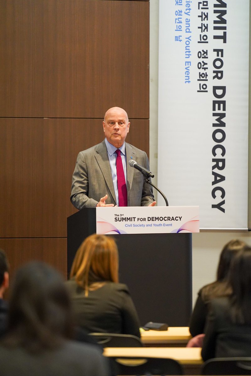d_onyshko's tweet photo. Topics like digital tools in political campaigning, critical thinking, disinfo were discussed at #CoDYouthLeads Tech Talks 🗣️ event by @CommunityofDem at the #SummitForDemocracy. Special thanks to representatives of @StateDept, @alliepet16, @GAC_Corporate, @Int_IDEA for joining! https://t.co/ETIo3briyH