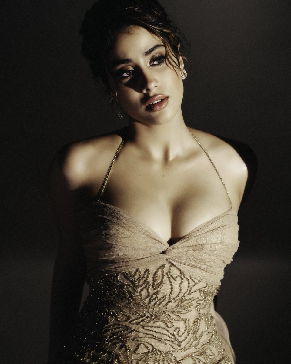 prabalgurung's tweet image. Winner. ⁦@pinkvilla⁩ screen &amp;amp; style Best actress(Popular choice ) #Janhvikapoor wears silk tulle Beaded Halter Neck Gown with silk Tulle Train in Nude/Gold⁠ from Atelier @prabalgurung in Mumbai

#prabalgurung #JanhviKapoor 
⁠