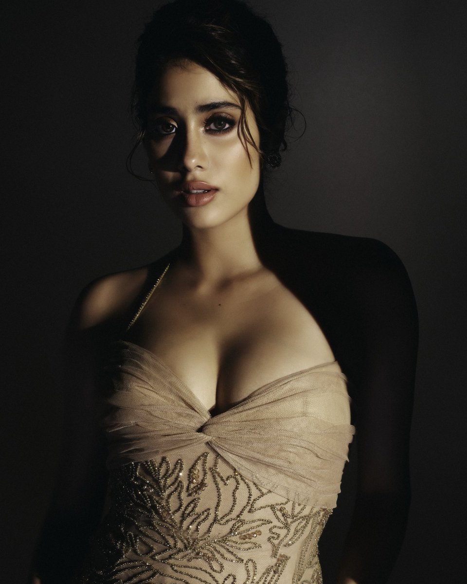 prabalgurung's tweet image. Winner. ⁦@pinkvilla⁩ screen &amp;amp; style Best actress(Popular choice ) #Janhvikapoor wears silk tulle Beaded Halter Neck Gown with silk Tulle Train in Nude/Gold⁠ from Atelier @prabalgurung in Mumbai

#prabalgurung #JanhviKapoor 
⁠