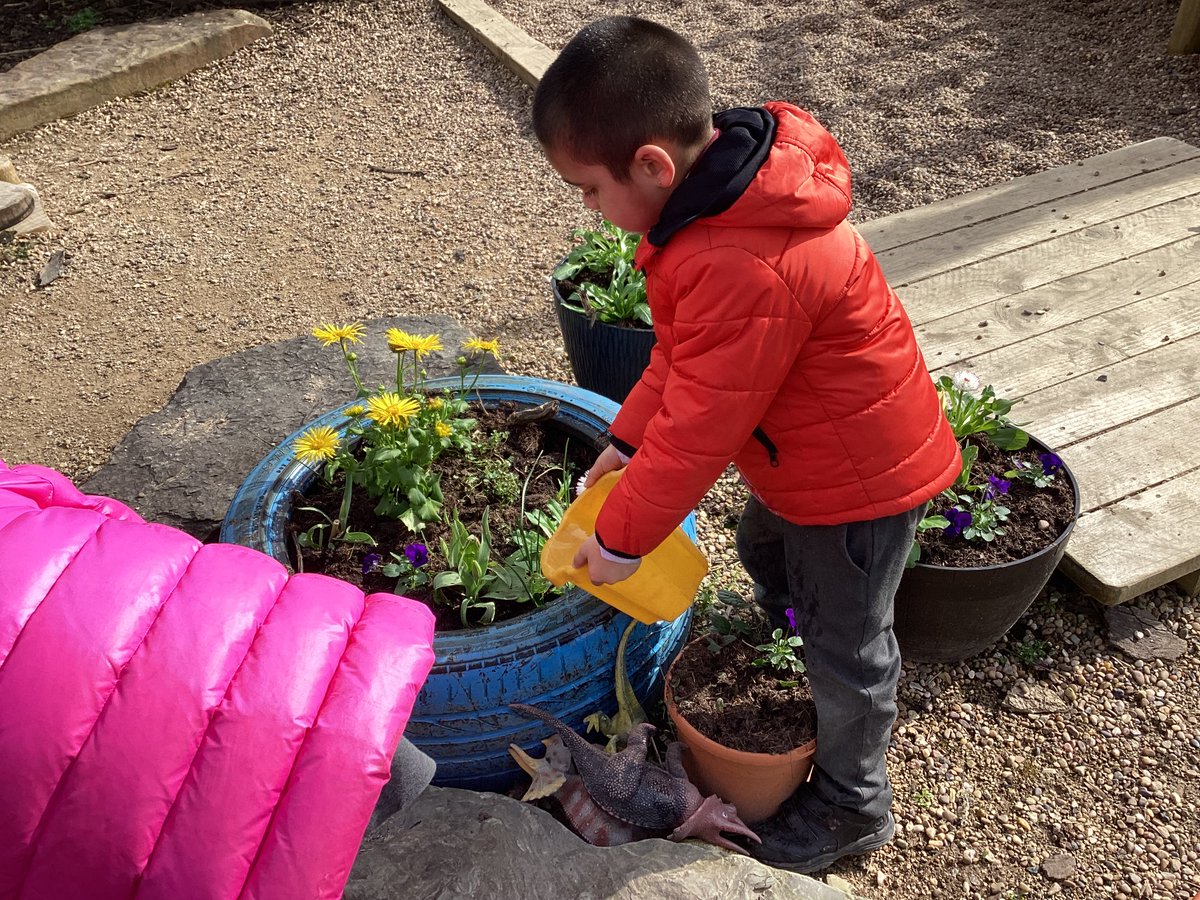 StMariesRecep's tweet photo. Planting carrots and forget-me-nots! #stmariesburyscience #stmariesburyeyfs https://t.co/3iJeeCy0o3