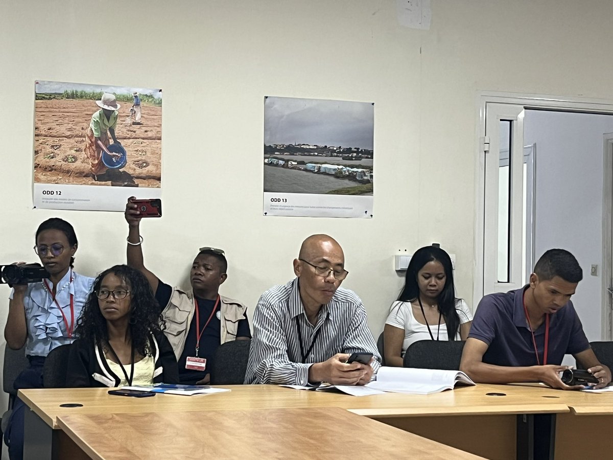 UNMadagascar's tweet photo. @LarissaRazanad  démontre que l’nternet rend difficile le contrôle de trafics de drogue mais  des possibilités de sensibiliser à ses méfaits existent aussi. #OICS encourage le gouvernement à utiliser les outils et programmes à disposition et à partager les informations. https://t.co/xbZFYIMmm0