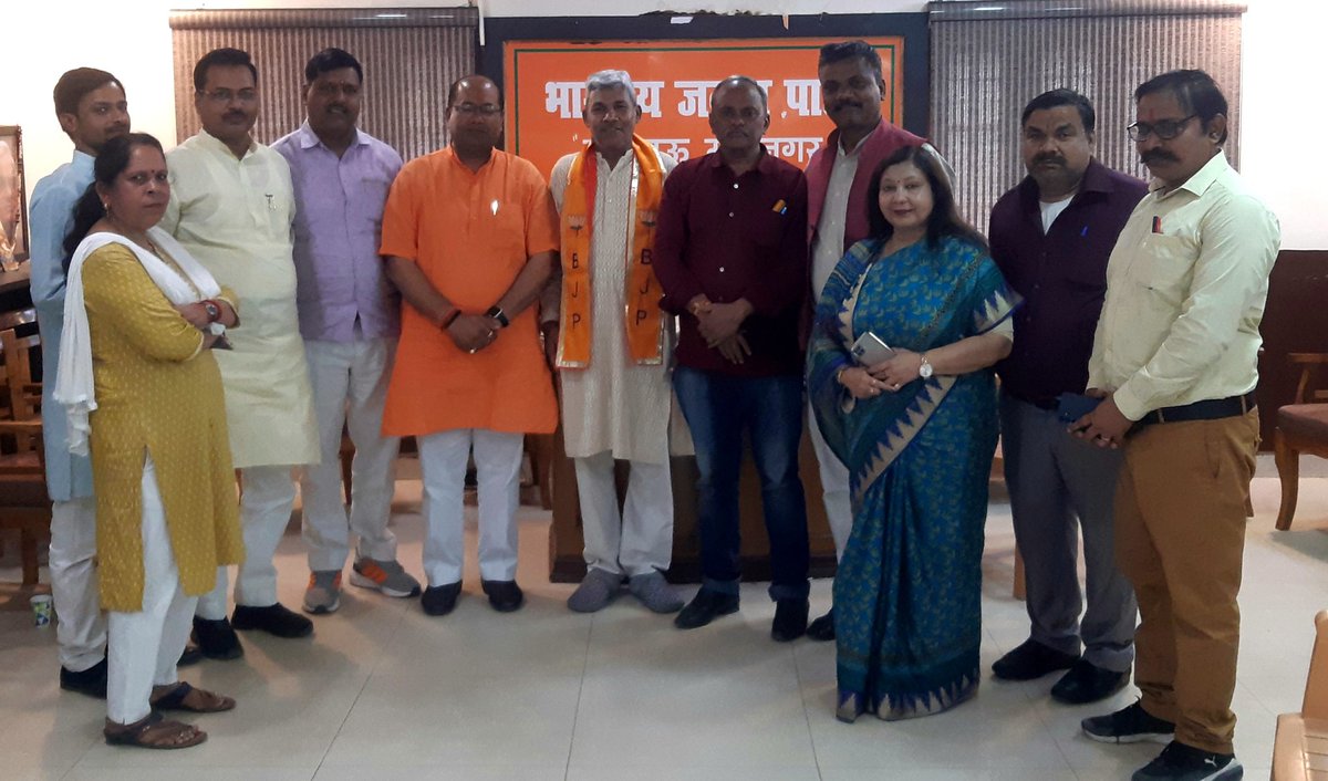 neerog's tweet photo. मां. डा दिनेश शर्मा जी राज्य सभा सांसद एवं पूर्व उप मुख्यमंत्री के मार्गदर्शन में श्री आनन्द द्विवेदी एवं श्री साकेत शर्मा द्वारा मुझे आज दिनांक 19-03-24 को बी जे पी की सदस्यता ग्रहण कराई गयी
धन्यवाद
बीजेपी टीम
कैसरबाग लखनऊ 
के के श्रीवास्तव
https://t.co/MjZ33W5b9L
@drdineshbjp https://t.co/cCmtXD8KOR