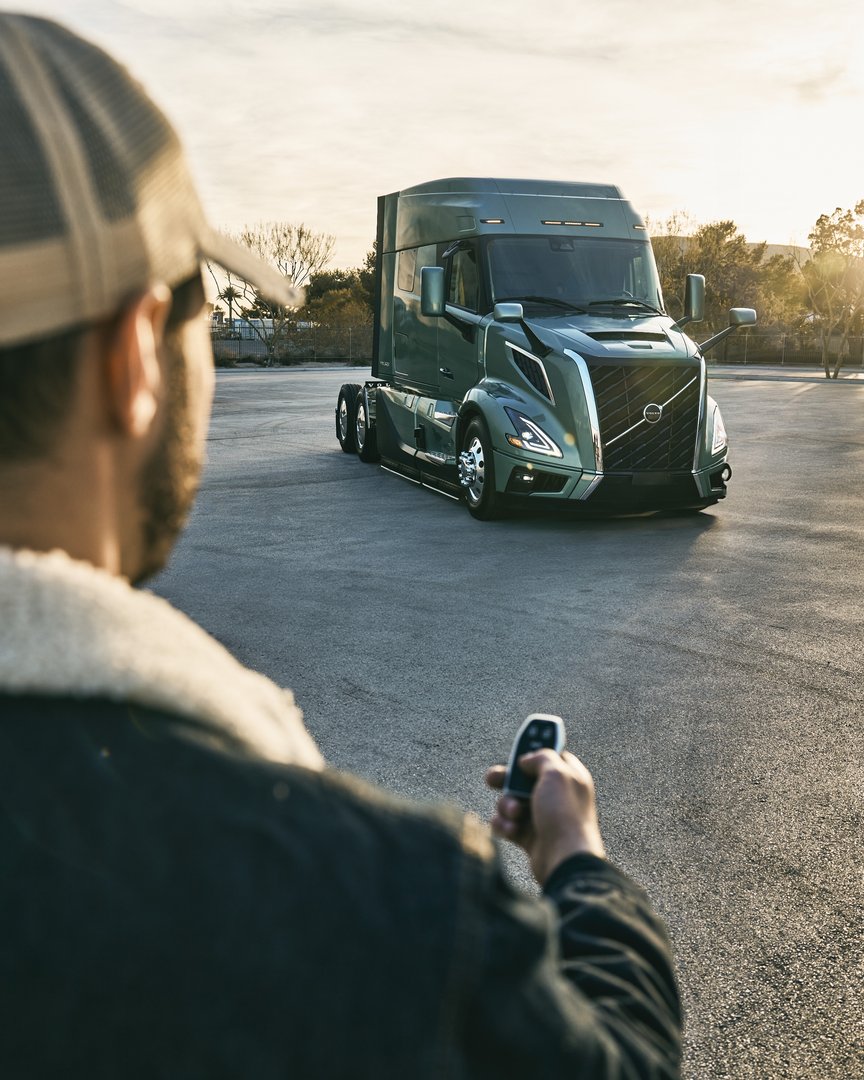 The #AllNewVolvoVNL is streamlined, even standing still. Its aerodynamic hood and optimized wedge-shaped cab create more efficient airflow from the front of the hood to the end of the sleeper.