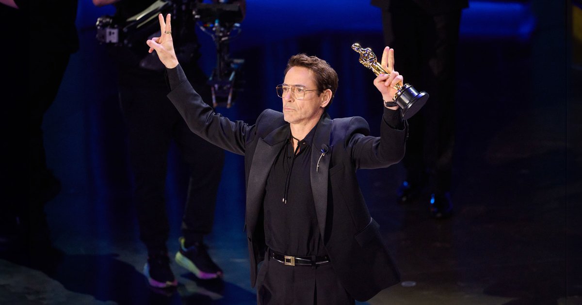 TheAcademy's tweet photo. Robert Downey Jr. throwing up the peace sign after winning Best Supporting Actor was very Tony Stark coded. ✌🏻 https://t.co/O0U50qFOCM