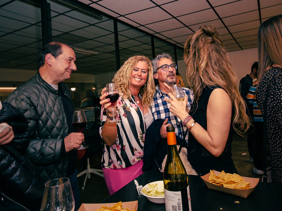 🍷 Tenemos la teoría de que en buena compañía sabemos mejor 🥰